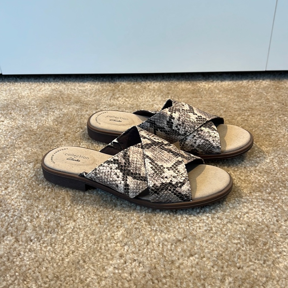 CLARKS SNAKE SKIN SLIDE SANDAL 7.5